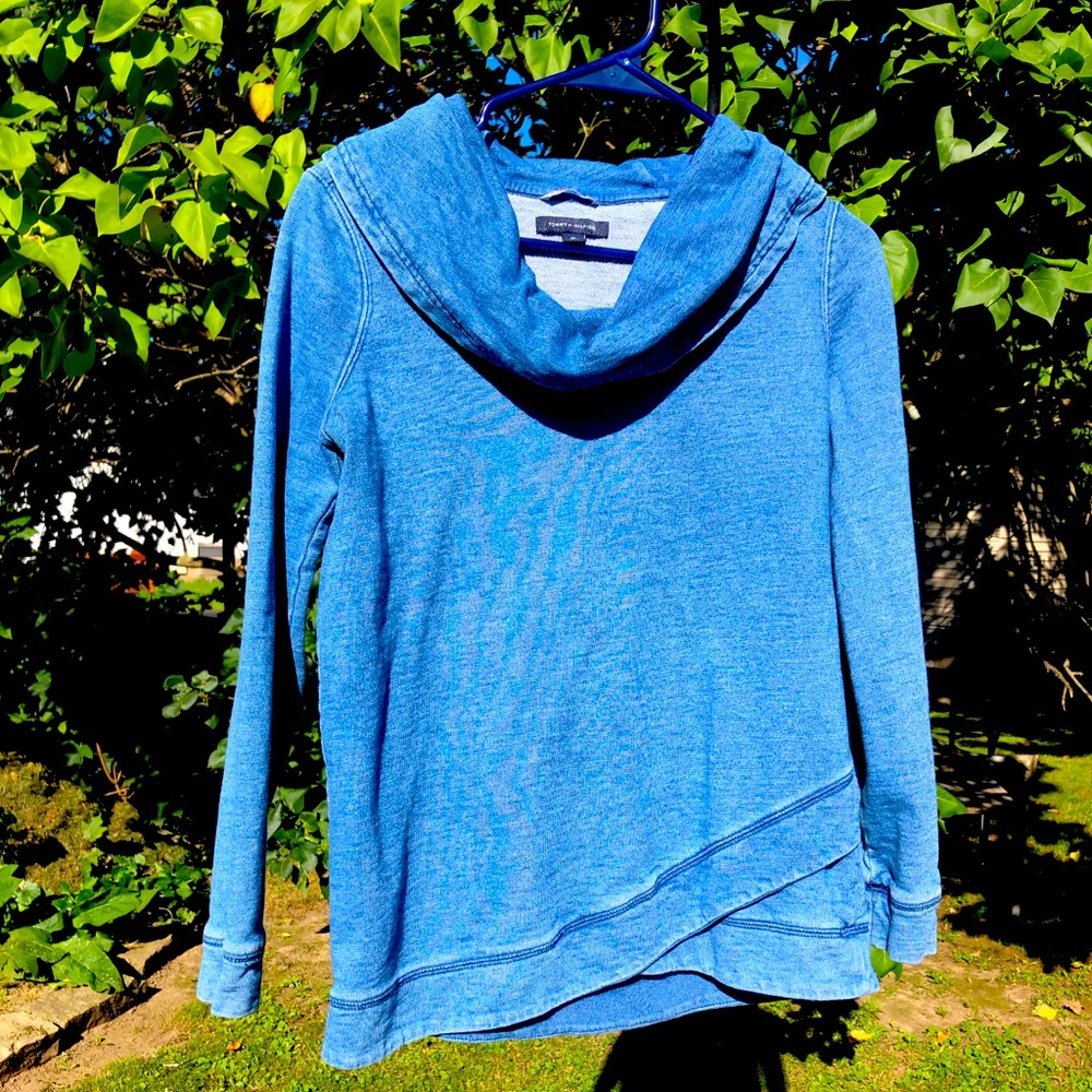 Women’s Tommy Hilfiger sweatshirt. Blue Denim appearance. stretchy. medium.
